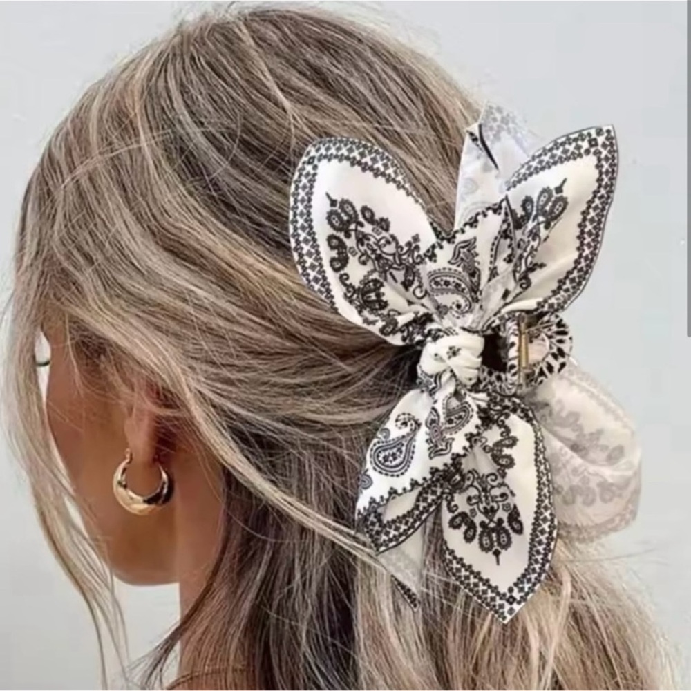 - Paisley Hair Claw Hair Clip - Picture 1 of 3